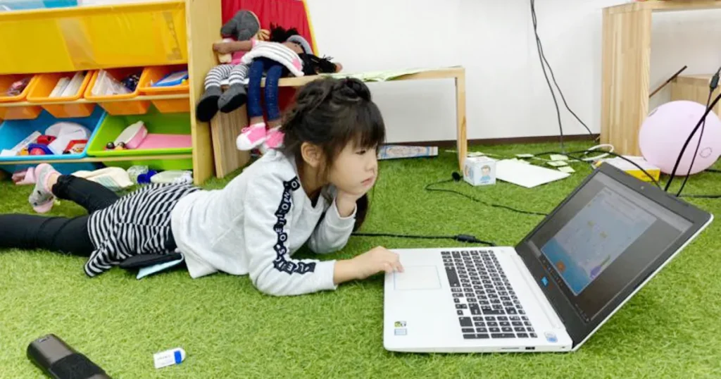 プログラミングを楽しむ女の子